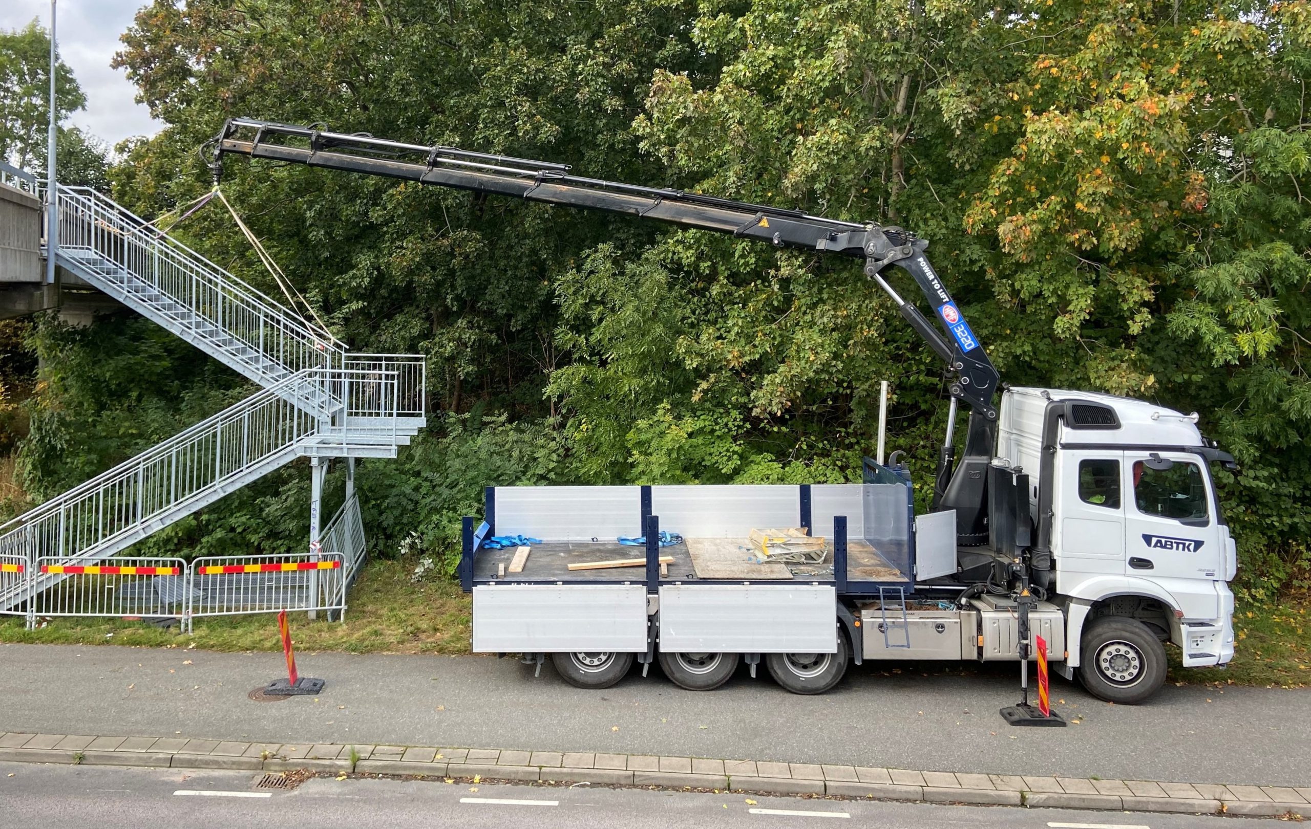 vitlastbil med kran