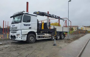 Mercedes Arocs 3253 8x4 vit lastbil